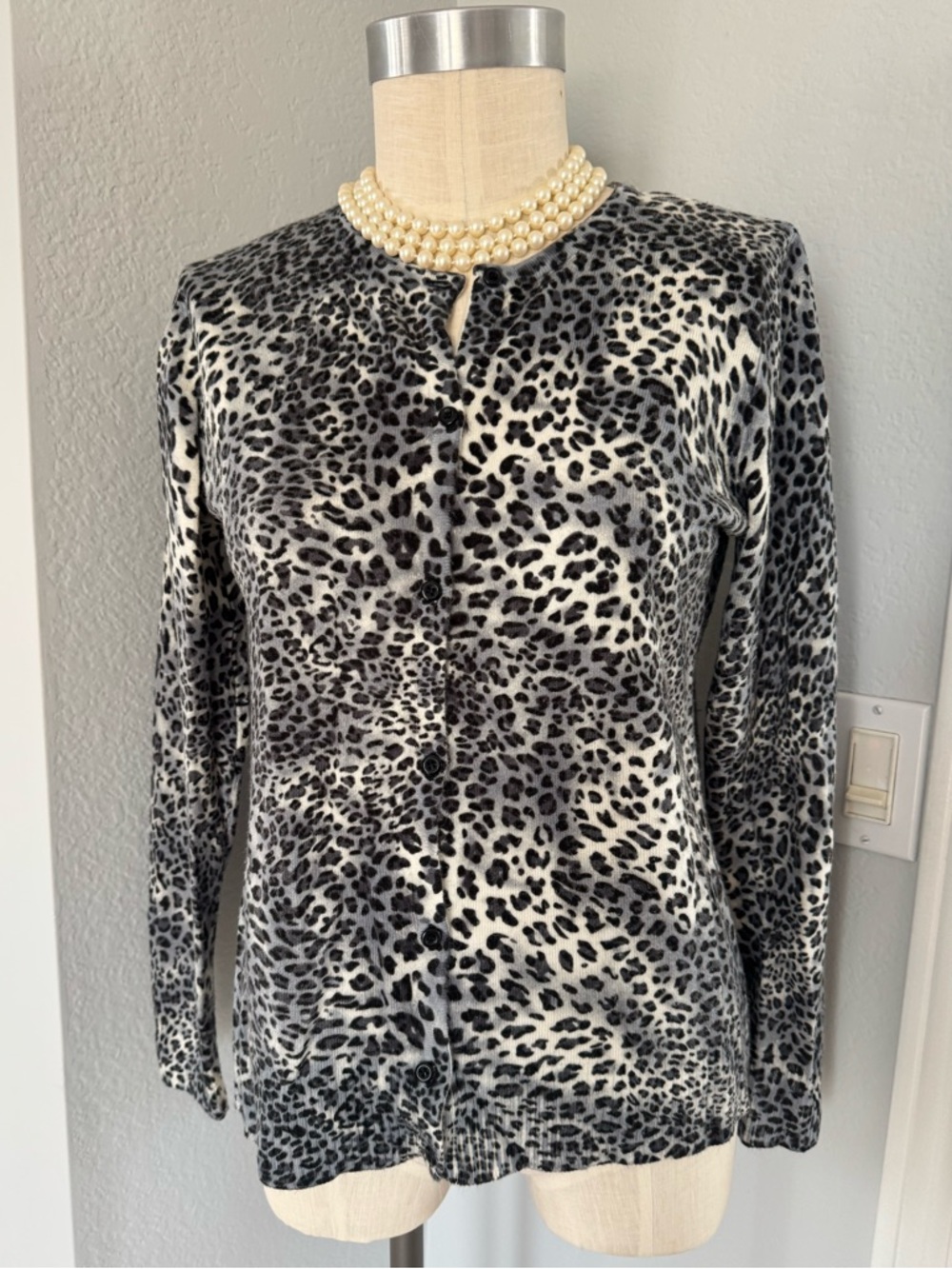 Evan Picone Snow Leopard Print Button Down Cardigan Very Soft Large